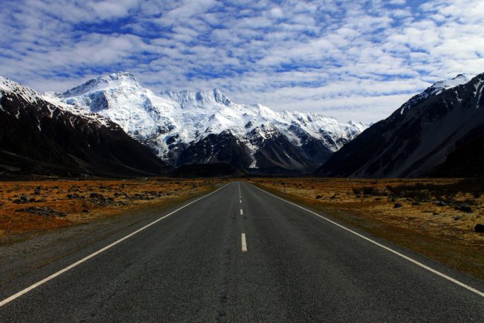 Neuseeland -Straße mit Berge