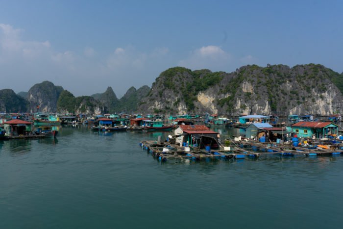 Schwimmende Dorf in der Halong Bucht