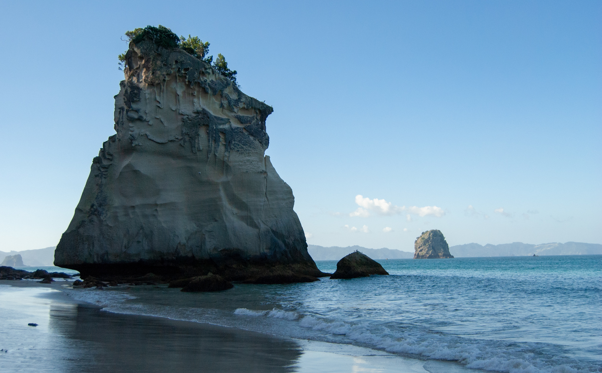 Felsen im Meer bei Cathedral Cove