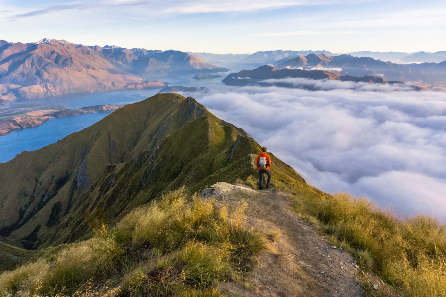 Auf dem Roys Peak bei Sonnenaufgang